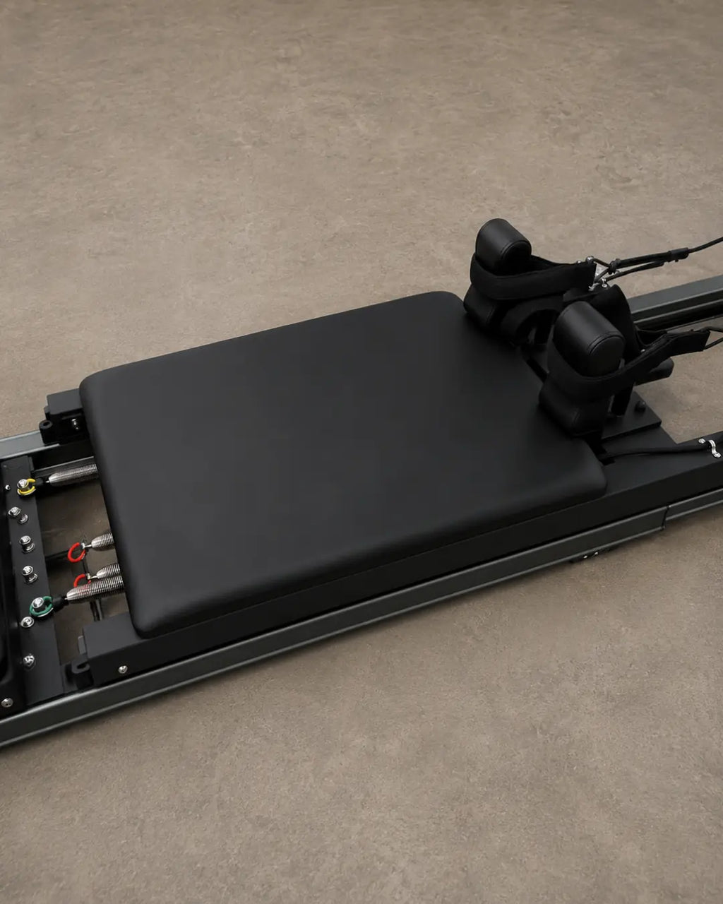 Carro negro de Reformer de Pilates con hombreras ajustables