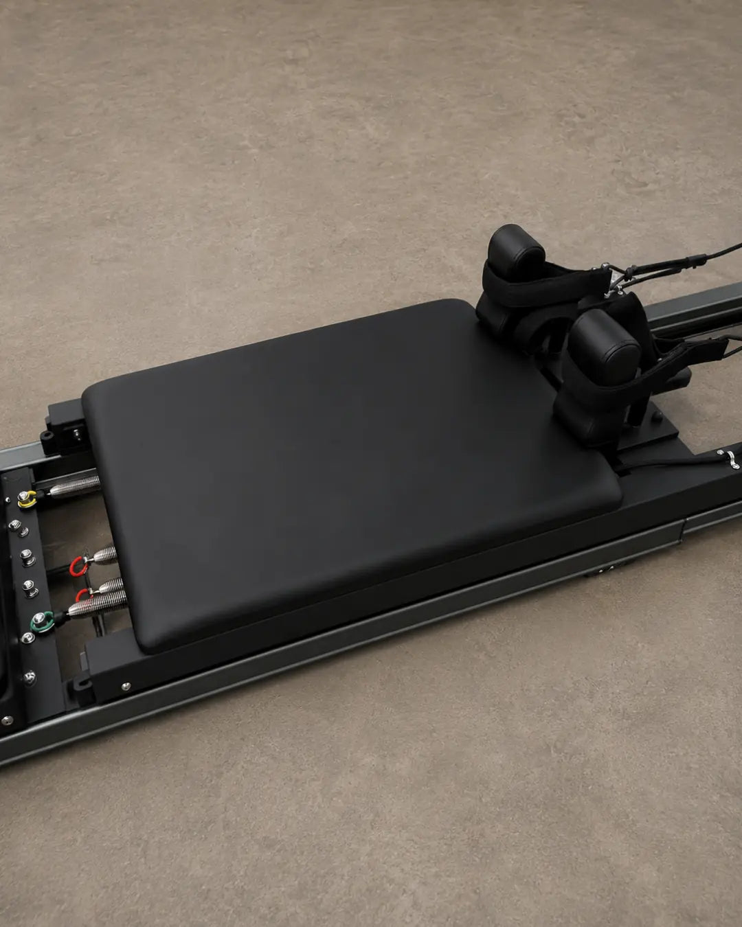 Carro negro de Reformer de Pilates con hombreras ajustables