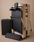 Reformer Pilates pieghevole full-size per casa e uso professionale, con telaio in acero e pelle microfibra nera
