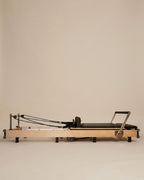 Reformer Pilates pieghevole di qualità studio, full-size durante l'uso e salvaspazio una volta chiuso