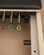 Meccanismo interno del Reformer Pilates pieghevole, con molle e sistema di carrucole