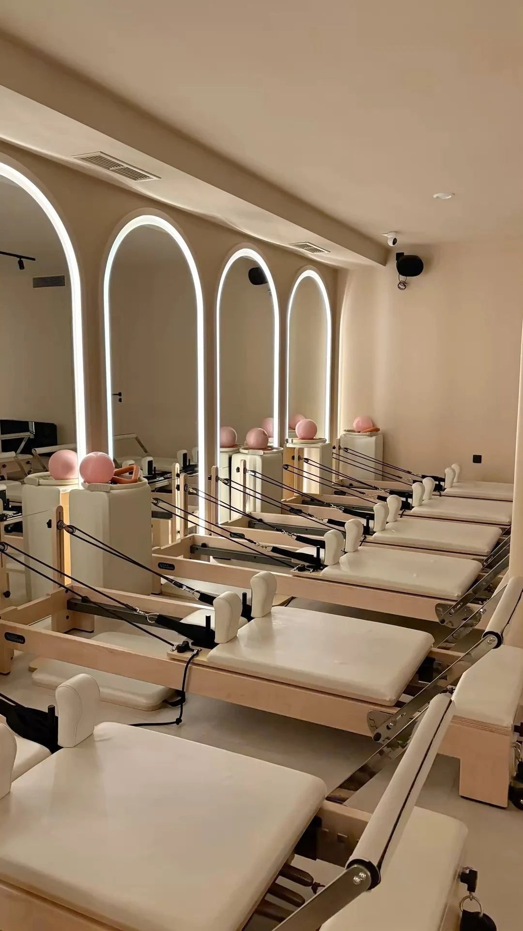 Studio Pilates boutique con Reformer pieghevoli in legno