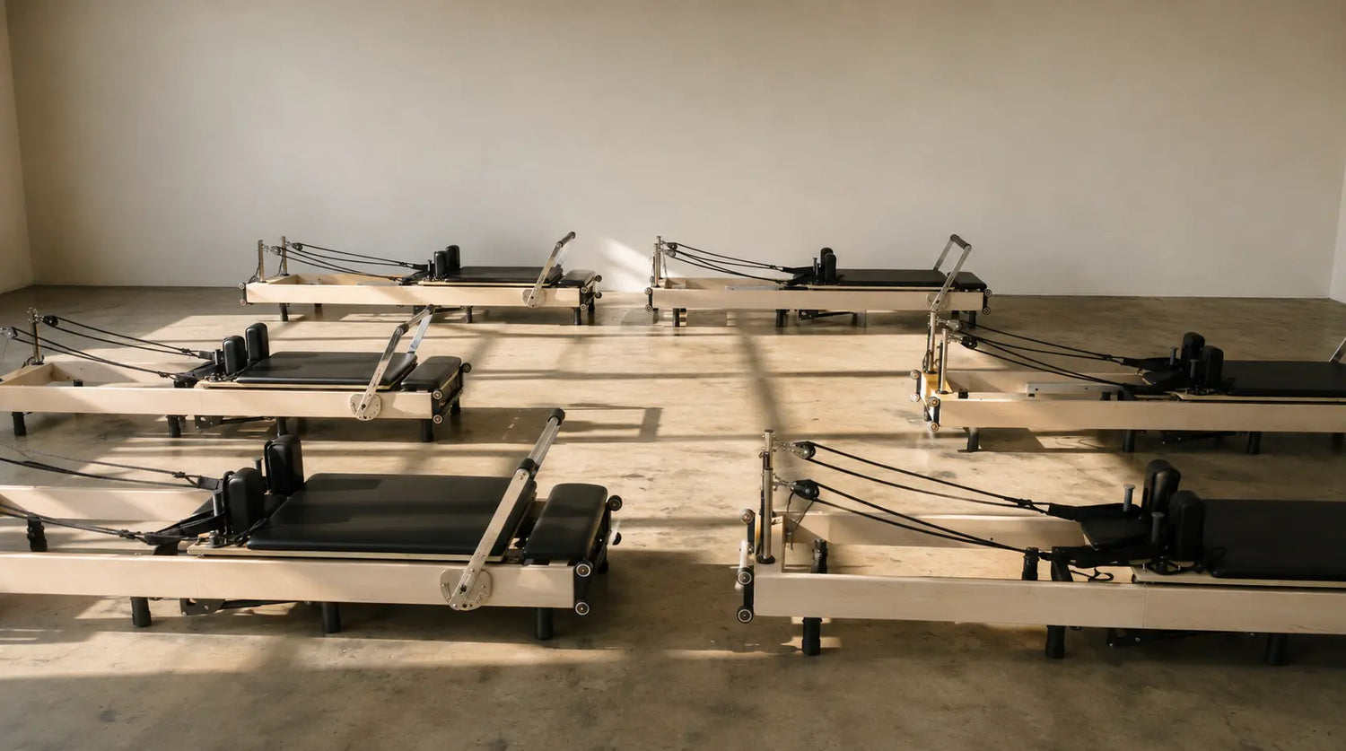 Sei Reformer Pilates pieghevoli in uno studio boutique per uso professionale