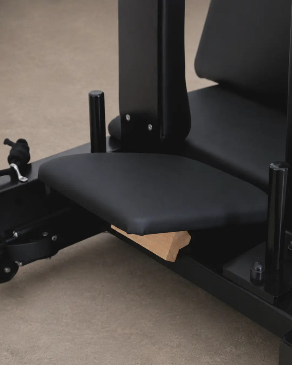 Primer plano del reposacabezas ajustable de un Reformer de Pilates telescópico