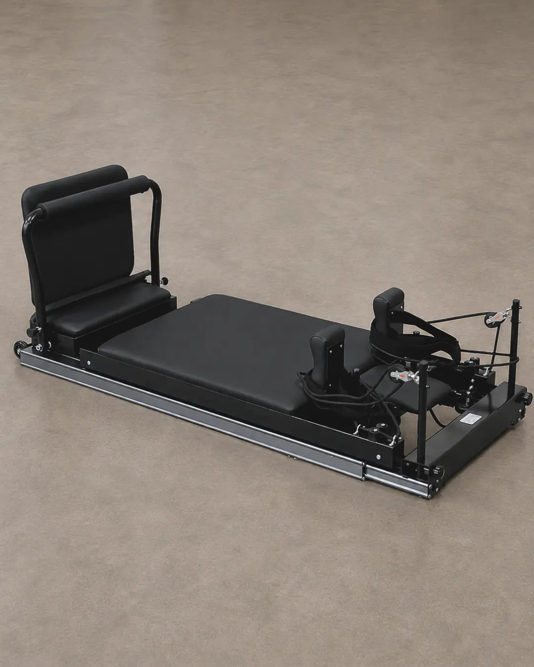 Reformer de Pilates telescópico negro con estructura de aluminio